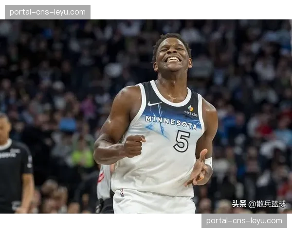 实时：爱德华兹突破造成犯规，森林狼反超比分进入末节