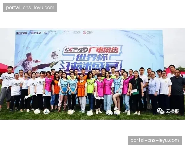 侧记:大雨中的经典之战,球迷不离不守望台高歌 侧记:大雨中的经典之战,球迷不离不守望台高歌