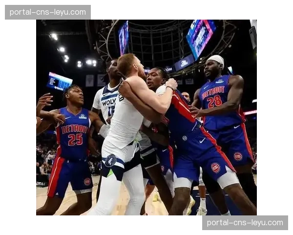 第二节爆发冲突NBA官方调取录像回放，临场裁判组面临赛后处罚风险